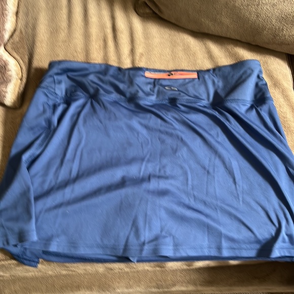 Workout outfit with matching skirt. Size xl. - Picture 9 of 9